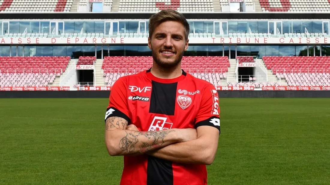 Valentin Jacob signe au DFCO